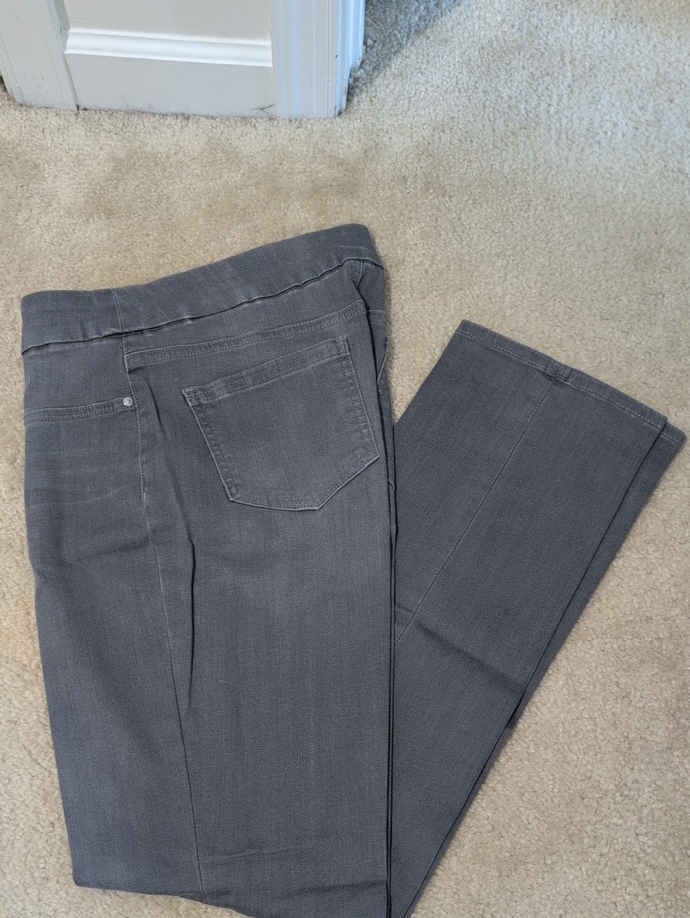 Chico's NWOT Pull On Women's Straight-Leg Jeans in Charcoal